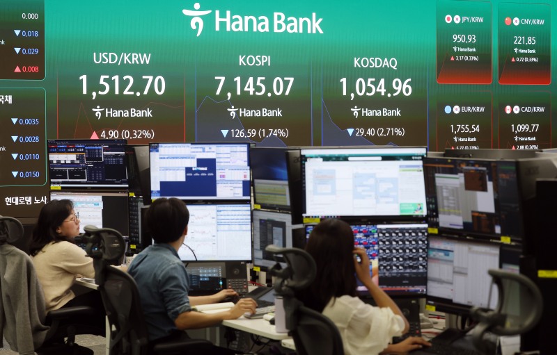 20일 서울 중구 하나은행 딜링룸에서 직원들이 업무를 보고 있다. 이날 코스피는 52.86포인트(0.73%) 오른 7324.52로 출발했다. 원·달러 환율은 1.2원 오른 1509.0원에 개장했다./연합뉴스
