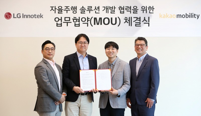 (왼쪽부터) LG이노텍 민죤 CTO(상무), 오세진 CSO(전무), 카카오모빌리티 김진규 피지컬AI 부문장(부사장), 안규진 카카오모빌리티 사업부문총괄(부사장)이 최근 강서구 마곡 소재 LG이노텍 본사에서 개최된 ‘자율주행 솔루션 개발 협력을 위한 양해각서(MOU) 체결식’에서 기념촬영을 하고 있다./LG이노텍