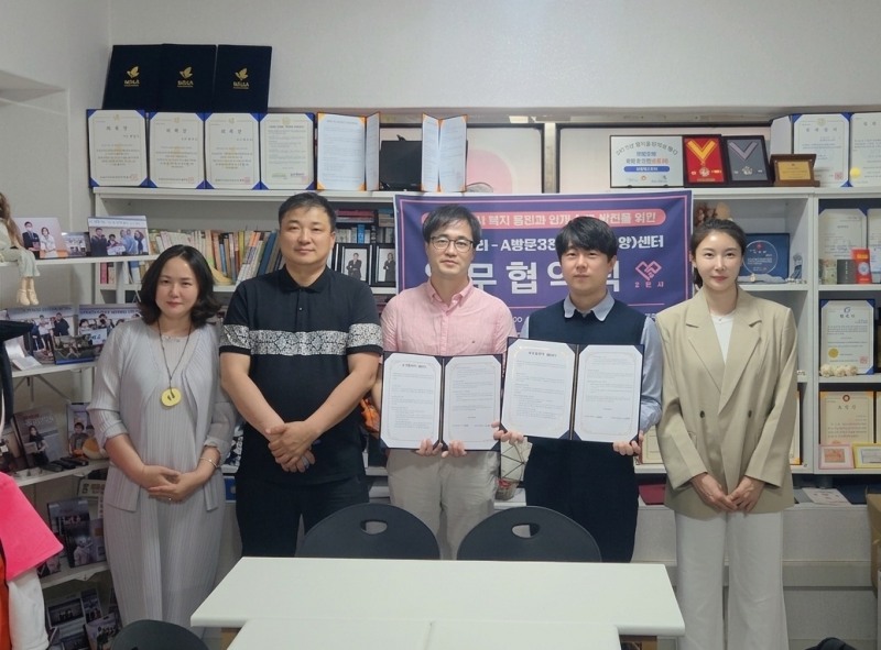 사진=왼쪽부터 A방문3천사 함은미 원장, 정형민 실장, 손경우 대표, (주)셀프트리 박동성 대표, 한지영 이사. A방문3천사 제공