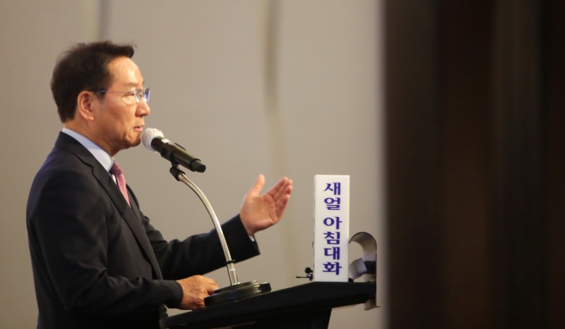 유정복 인천시장 후보가 20일 제467회 새얼아침대화에서 '더 나은 인천을 위한 리더십을 묻다'를 주제로 강연하고 있다./정복캠프