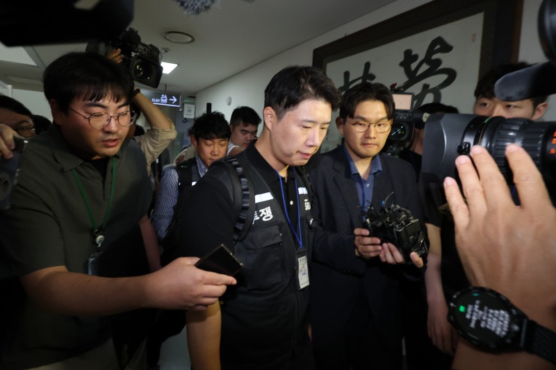 삼성그룹 초기업노동조합 삼성전자지부 최승호 위원장이 총파업 예고시점을 하루 앞둔 20일 정부세종청사 중앙노동위원회에서 노사협상 결렬에 따른 총파업 강행 입장을 밝힌 뒤 협상장을 떠나고 있다./연합뉴스