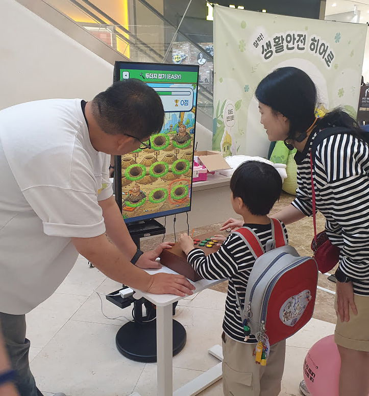 안전보건공단 경기동부지사가 공단 경기광역본부, 스파필드와 협업해 유동인구가 많은 하남 스타필드점에서 생활밀착형 홍보활동을 전개하고 있는 모습./안전보건공단 경기동부지사