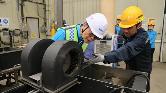 코레일 김태승 사장(사진 왼쪽)이 19일 대전철도차량정비단에서 무궁화호 열차 냉방장치 정비 현황을 점검하고 있다./코레일