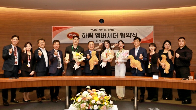 19일 전북 익산 ㈜하림 본사에서 열린 '하림 인플루언서 앰버서더 협약식'을 마친 뒤, 정호석 하림 대표이사(왼쪽 여섯 번째)와 새롭게 위촉된 2기 앰버서더 3인, 그리고 하림 임직원 및 관계자들이 함께 단체 기념 촬영을 하고 있다. (사진 제공 = ㈜하림)