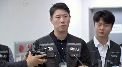 삼성그룹 초기업노동조합 삼성전자지부 최승호 위원장이 총파업 예고시점을 하루 앞둔 20일 정부세종청사 중앙노동위원회에서 열린 3차 사후조정 회의를 마친 뒤 노사협상 결렬 과정을 설명한 뒤 총파업 강행 입장을 밝혔다