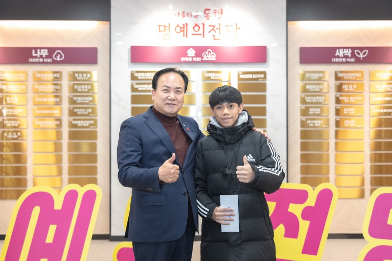 이권재 오산시장 후보가 변재영 태권도 선수와 함께 하고있다./선거캠프