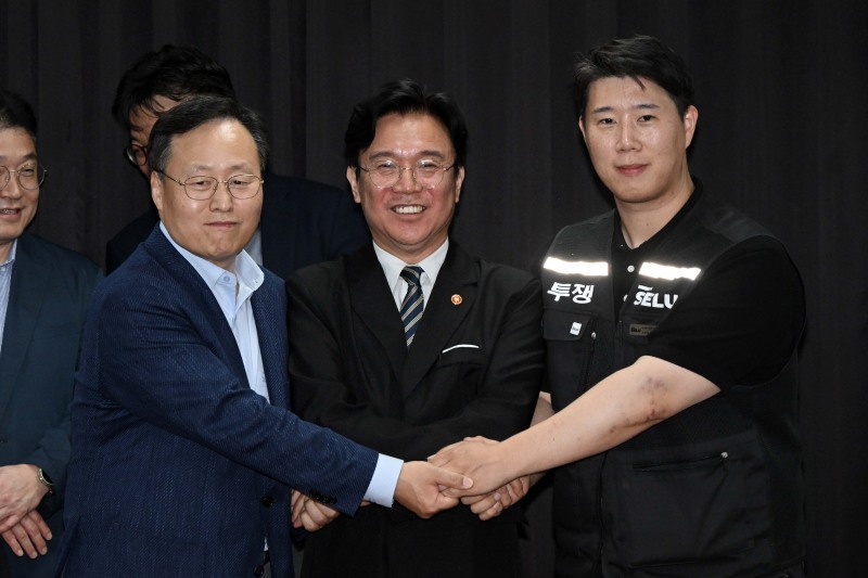 20일 경기도 수원시 장안구 경기고용노동청에서 열린 삼성전자 임금협상을 마친 후 여명구 삼성전자 DS 피플팀장(왼쪽)과 최승호 삼성그룹 초기업노동조합 삼성전자지부 위원장(오른쪽)이 잠정 합의안에 서명한 후 김영훈 고용노동부 장관(가운데)과 기념촬영을 하고 있다. /사진=연합뉴스