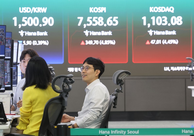 코스피 지수가 급등 출발한 21일 서울 중구 하나은행 딜링룸에서 직원이 업무를 보고 있다./연합뉴스