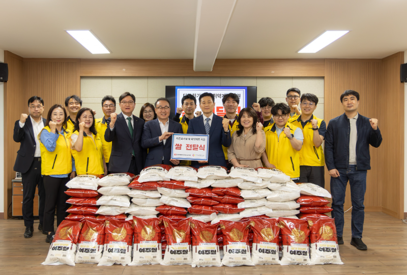 쌀 기부 전달식 기념사진. (사진 앞줄 기준 왼쪽 네 번째부터)신왕섭 IPARK현대산업개발 실장, 홍인명 다문화복지센터 이사장, 송혜영 남영동주민센터 동장/IPARK현대산업개발
