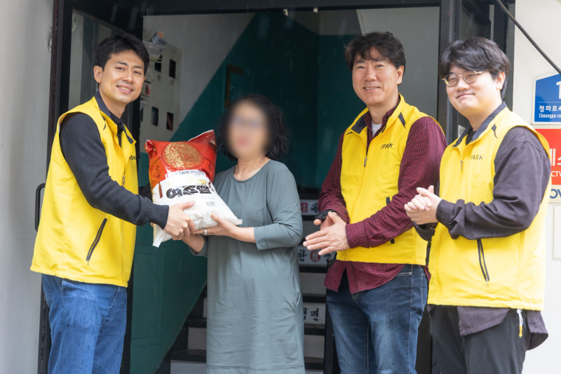 HDC그룹의 계열사 IPARK현대산업개발은 20일 서울 용산구 다문화종합복지센터에서 지역사회 취약계층 지원을 위한 쌀 기부 전달식과 배달 봉사활동을 진행했다./IPARK현대산업개발