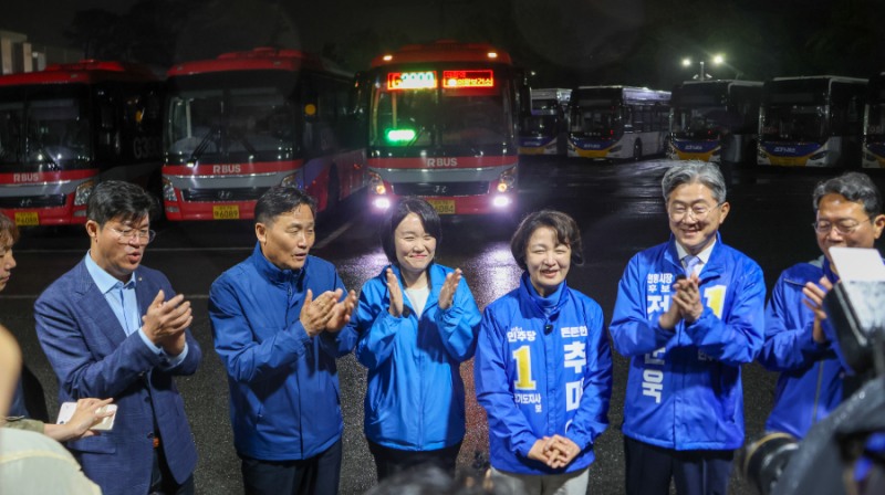 추미애 경기도지사 후보가 21일 새벽 의왕 월암공영차고지를 방문, 수도권 교통 공약을 발표하고 있다./추추캠프