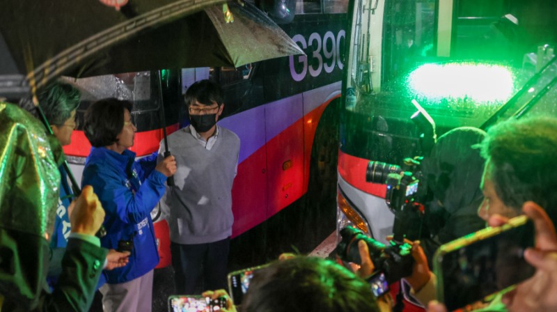 추미애 경기도지사 후보가 21일 새벽 의왕월암공영차고지에서 광역버스 기사와 대화를 나누고 있다./추추캠프