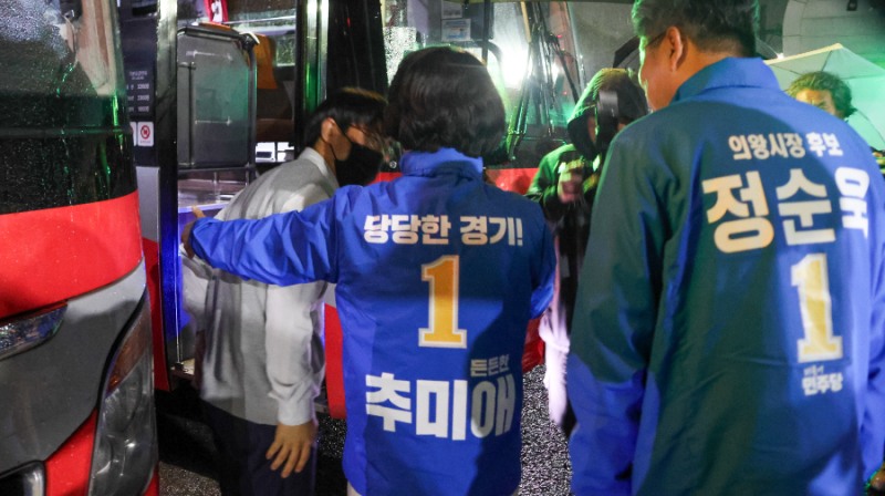 추미애 경기도지사 후보와 정순욱 의왕시장 후보가 함께 하고 있다./추추캠프