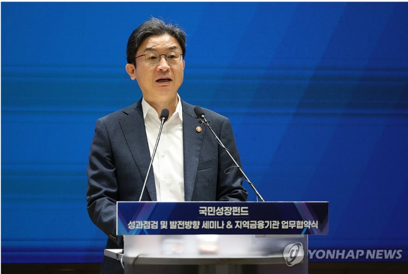 이억원 금융위원장은 21일 외국인통합계좌 거래 대상에 상장지수펀드(ETF) 상장지수증권(ETN)까지 확대하겠다고 밝혔다. 사진=연합뉴스