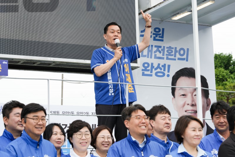 이재준 후보가 공식선거운동 첫날 성균관대역 사거리 출근 인사와 전통시장 방문을 이어가며 시민들과 만나고 있다./선거캠프