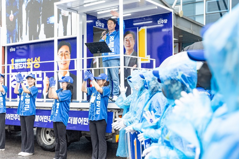 정명근 화성시장 후보가 21일 첫 거리유세를 하고있다./ 선거캠프