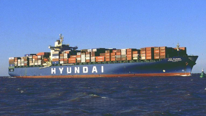 현대상선의 5500TEU급 컨테이너운반선 ‘현대 디스커버리(Hyundai Discovery)’호가 항해하고 있다. 사진= HMM
