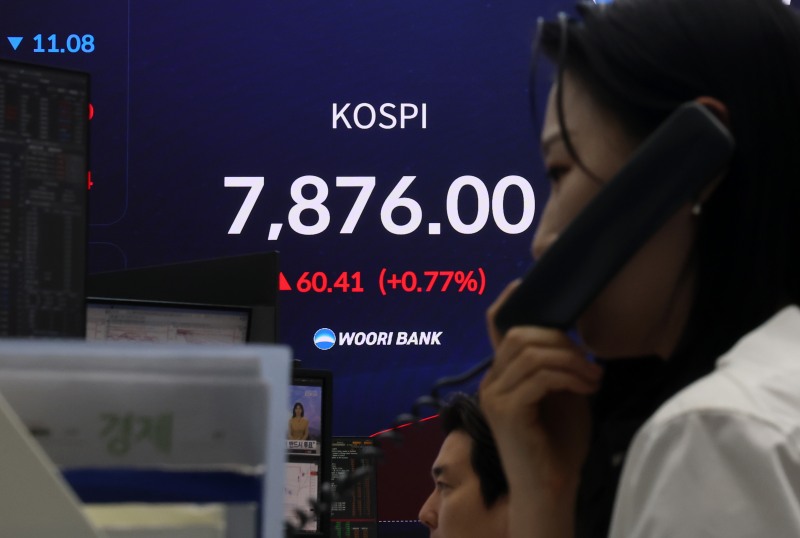 코스피가 7800선에서 등락하며 출발한 22일 서울 중구 우리은행 본점 딜링룸에서 직원들이 업무를 보고 있다./연합뉴스