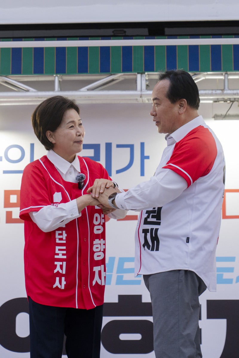 국민의힘 이권재 오산시장 후보(우)와 양형자 경기도지사 후보(좌)가 함께 하고 있다. /선거캠프