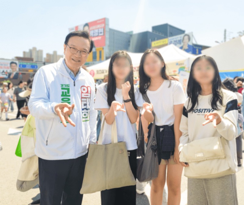 임태희 경기도교육감 후보가 학생들과 함께 하고있다. /임태희 미래교육캠프