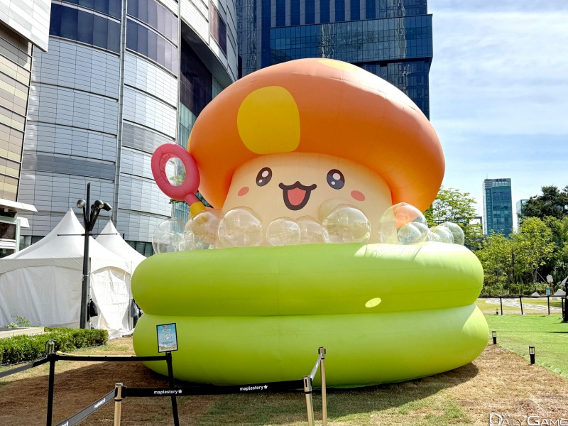 거대 주황버섯이 거품 샤워를 즐기는 '버블 샤워 타임'.