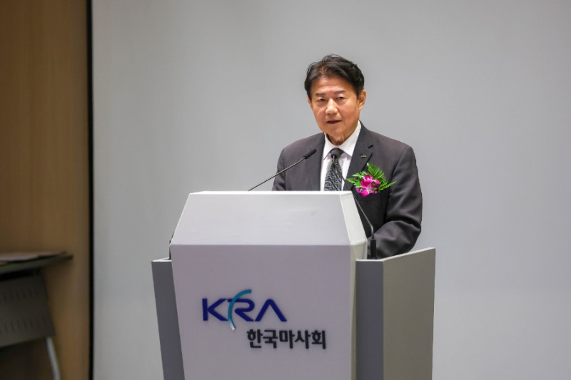 우희종 회장이 기념사를 하고 있다