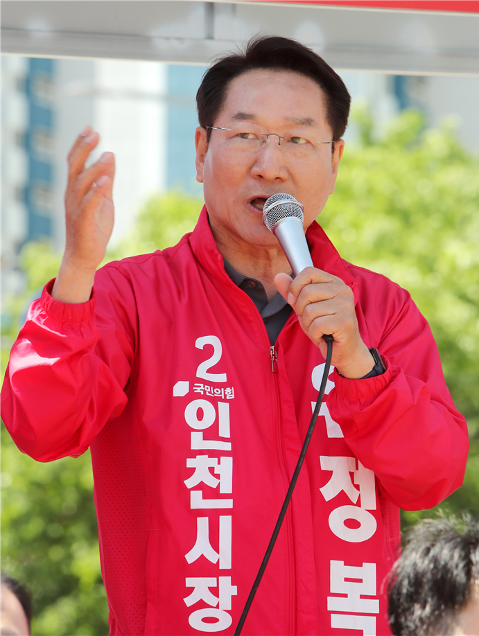 유정복 인천시장 후보가 22일 서구 청라 일대 유세 현장에서 시민들에게 지지를 호소하며 연설하고 있다./정복캠프