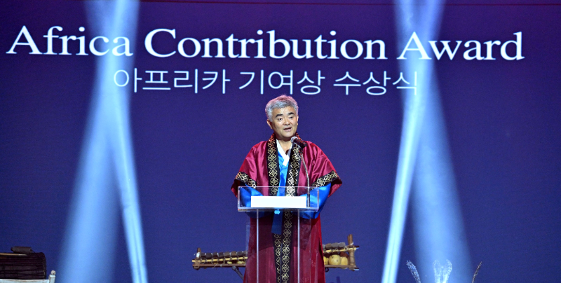 정원주 대우건설 회장이 지난 20일 오후 서울 용산구 그랜드하얏트서울 그랜드볼룸에서 열린 2026 아프리카 데이에서 한-아프리카 기여상 수상 후 소감을 말하고 있다./대우건설