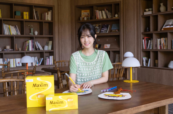 배우 박보영이 출연한 맥심 모카골드의 새로운 광고 영상 ‘지금 행복하자, 지금 행복 한잔’편. 사진= 동서식품