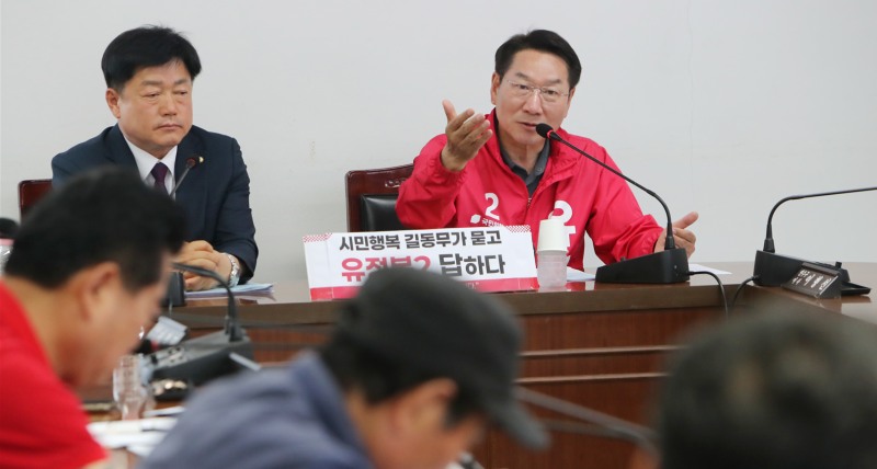유정복 인천시장 후보가 22일 인천시 개인택시운송사업조합 정책간담회에서 참석자들과 질의응답을 하고 있다./정복 캠프