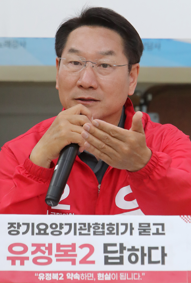 유정복 인천시장 후보가 22일 한국재가장기요양기관협회 인천지부 간담회에서 참석자들과 대화를 나누고 있다./정복캠프