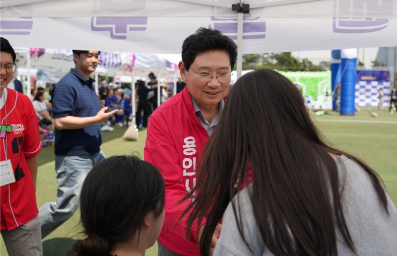 이상일 용인시장 후보가 22일 'W.E PLAY-CUP 기흥 여성발달장애인 축구단 창단식’에 참석해 관계자들을 격려했다./선거캠프