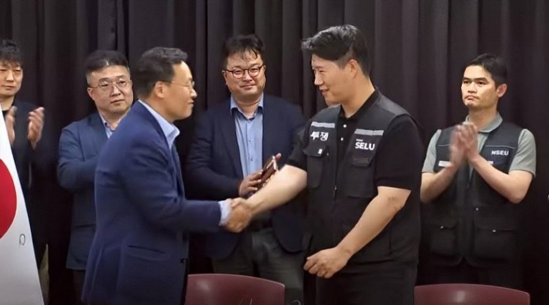 지난 20일 경기도 수원시 경기고용노동청에서 열린 삼성전자 임금협상을 마친 후 여명구 삼성전자 DS(디바이스솔루션·반도체 사업 담당) 피플팀장과 최승호 삼성그룹 초기업노동조합 삼성전자지부 위원장이 잠정 합의안에 서명했다