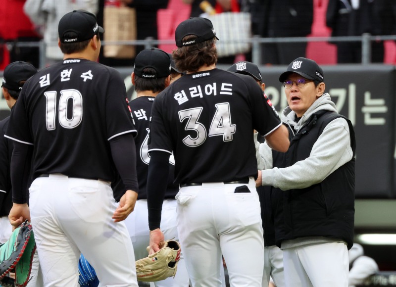 힐리어드 격려하는 이강철 감독. / 사진=연합뉴스