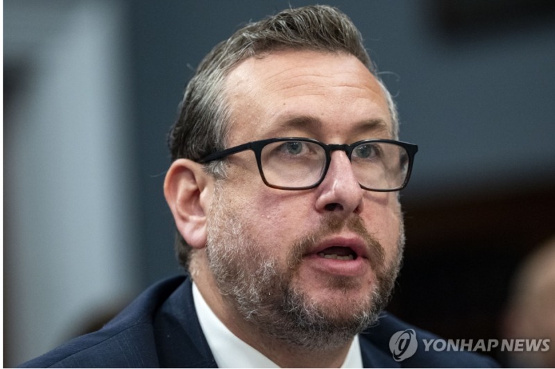 22일(현지시간) 영주권 새 방침 발표로 수 백만명이 본국에서 영주권을 받기 위해 몇 년간 대기하거나 사실상 미국에 돌아오기 어려울 수도 있을 것이라고 미 언론들이 보도했다. 사진=조지프 이들로 美이민국(USCIS) 국장, UPI, 연합뉴스