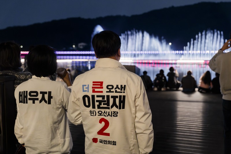 이권재 오산시장 부부가 서랑 저수지의 야경을 바라보고 있다./선거캠프