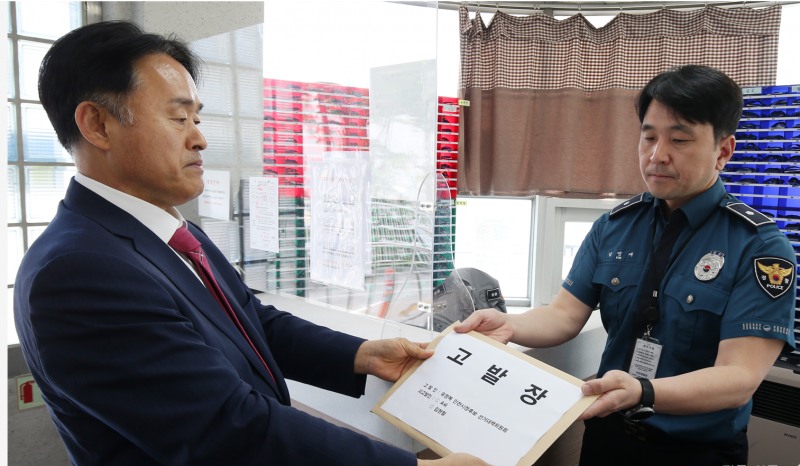 23일 인천경찰청 민원실에서 심재돈 '정복캠프' 공동선대위원장이 가상자산 거래 관련 고발장을 제출하고 있다./선거캠프