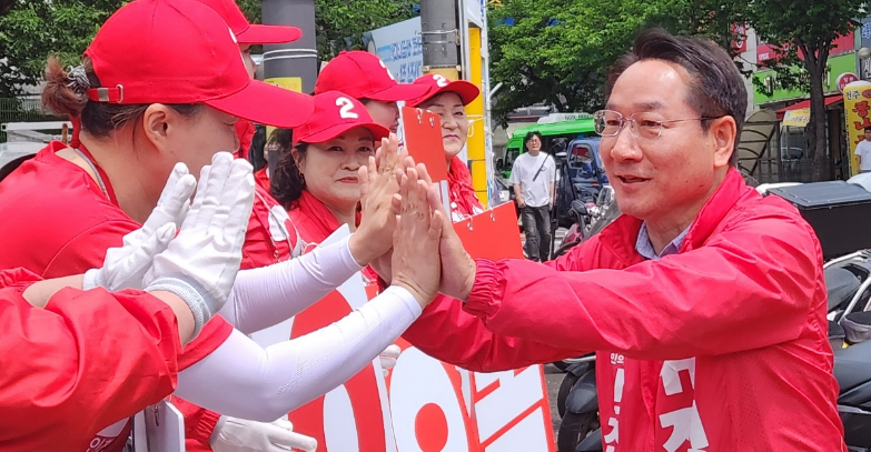 유정복 인천시장 후보가 23일 인천 남동구 동암역 유세에 앞서 운동원들과 하이파이브를 하고 있다./정복캠프