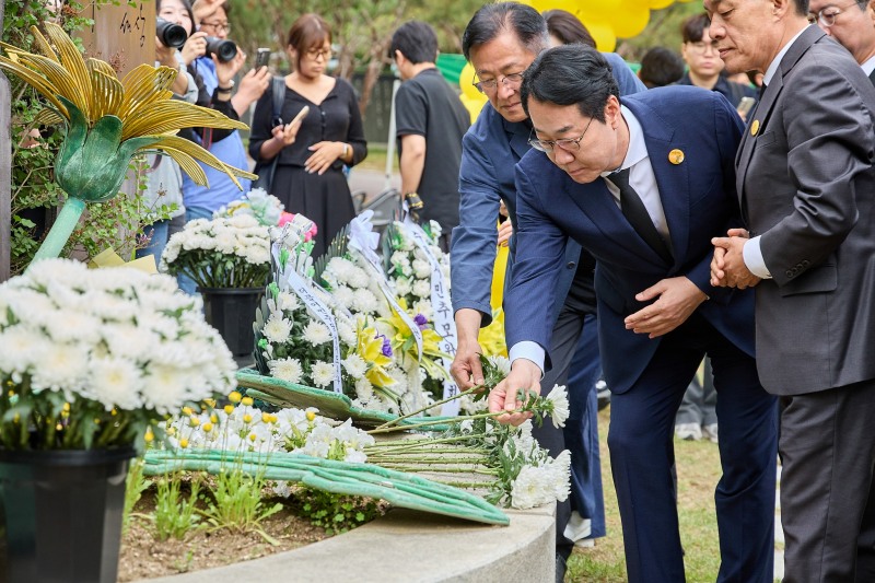 헌화하고 있는 정명근 화성시장 후보./선거캠프
