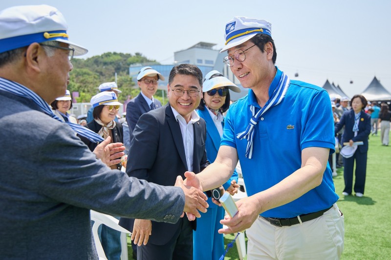정명근 화성시장 후보가 23일 화성 뱃놀이 축제장에서 시민들과 소통을 하고있다./선거캠프