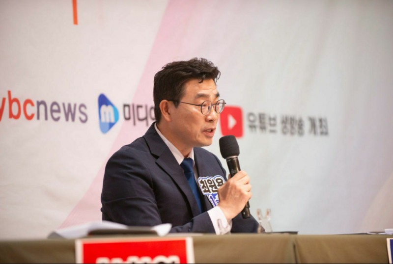 토론을 하고 있는 최원용 평택시장 후보. /선거캠프