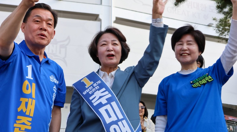 추미애 경기도지사 후보(가운데)와 이재준 수원시장 후보(우), 백헤련 국화의원(좌)가 함께 하고 있다. /추추캠프