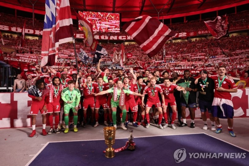 DFB 포컬 우승을 기뻐하는 바이에른 뮌헨 선수들 / 사진=연합뉴스