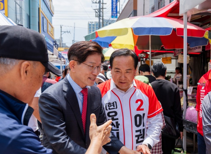 국민의힘 이권재 오산시장 후보(우)와 김문수 전 대통령 후보가 함께 하고 있다. /선거캠프