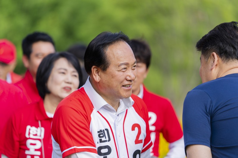 이권재 오산시장 후보가 시민들과 소통하고 있다. /선거캠프