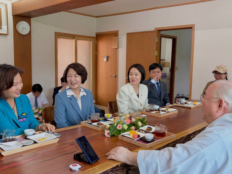 추미애 경기도지사 후보가 24일 청계사를 방문, 불자들과 대화를 나누고 있다. /추추캠프
