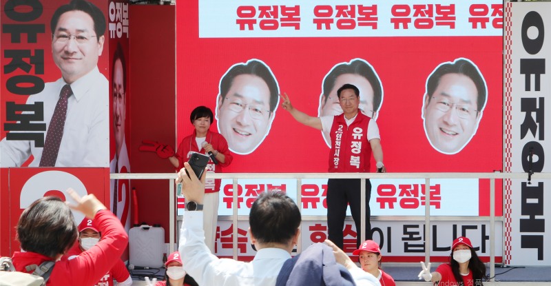 유정복 인천시장 후보가 24일 남동구 롯데백화점 사거리 유세 현장에서 기호 2번 손가락 퍼포먼스를 펼치며 시민들에게 지지를 호소하고 있다./정복캠프