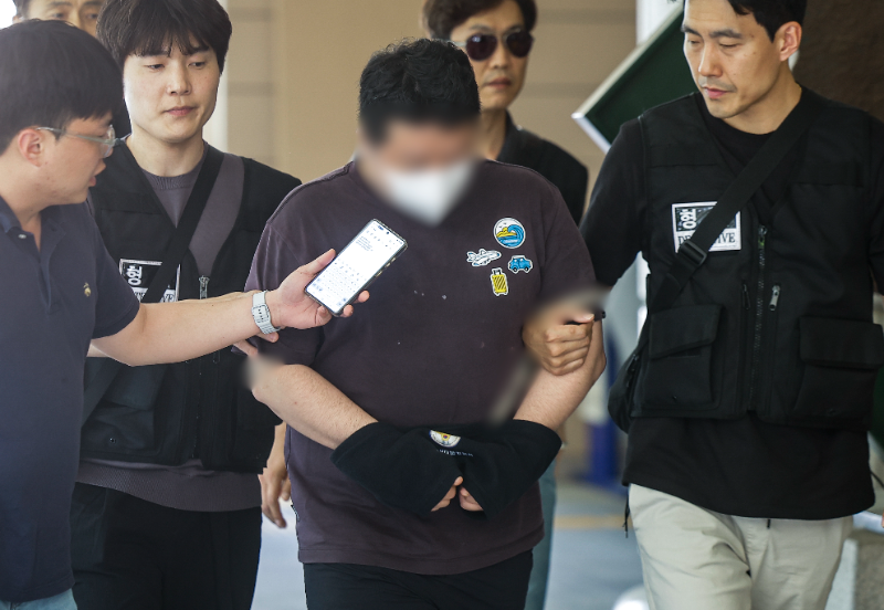서울 서대문구에서 지인을 흉기로 살해한 40대 남성 A씨가 24일 서울 마포구 서울서부지방법원에서 열린 살인 혐의 구속 전 피의자 심문(영장실질심사)에 출석하고 있다./뉴시스