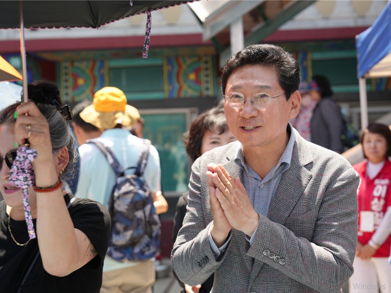 이상일 용인시장 후보의 사찰 방문 모습. /선거캠프