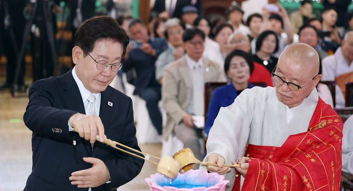 이재명 대통령이 24일 경기 양주시 한 사찰에서 열린 불기 2570년 부처님오신날 봉축법요식에서 관불의식을 하고 있다./청와대통신사진기자단